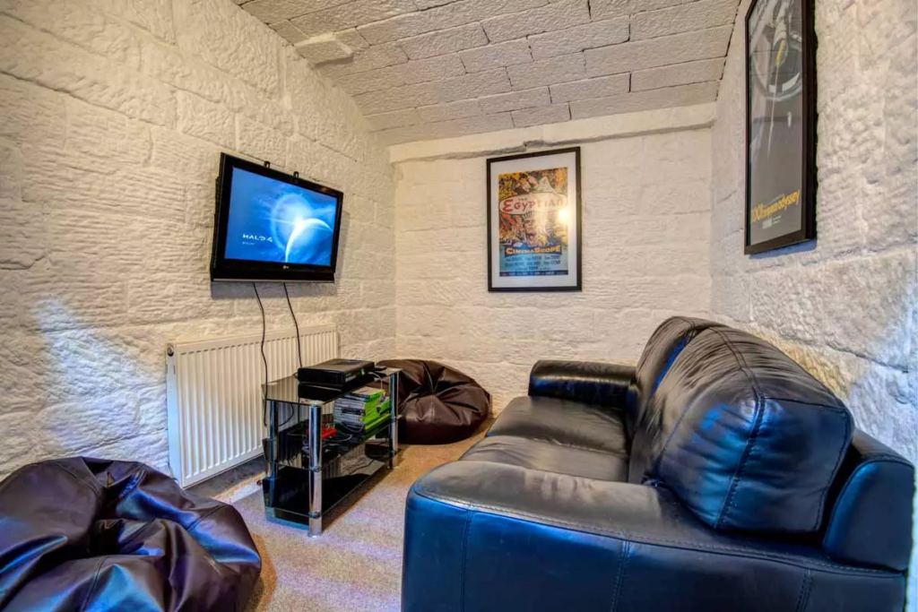 Roaches Hall – photo 12