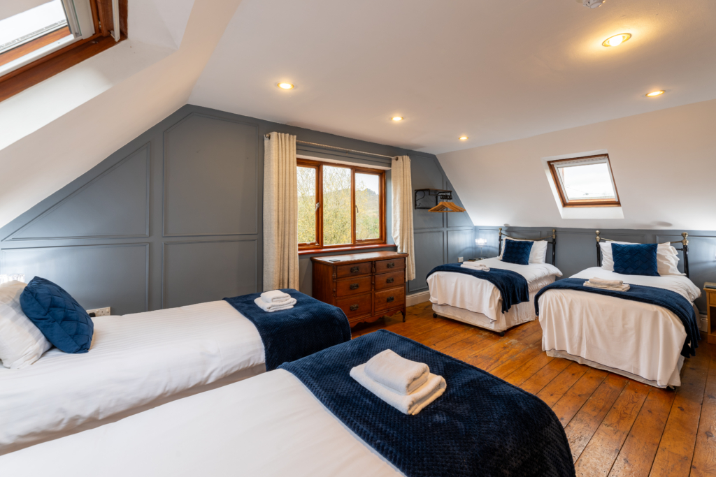 Roaches Hall – photo 15