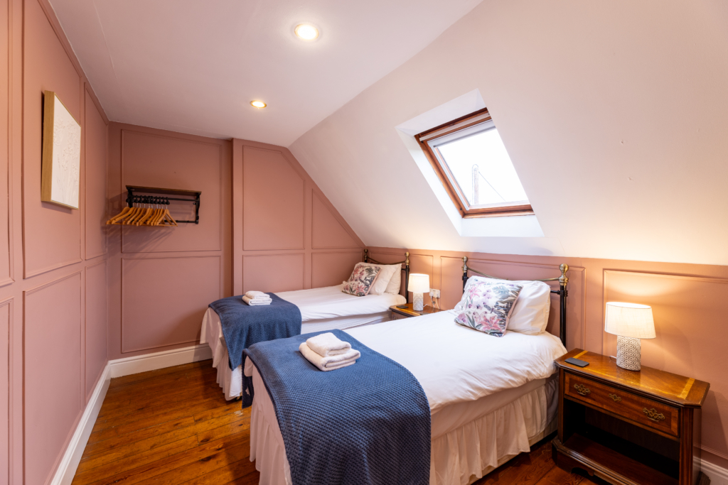 Roaches Hall – photo 17