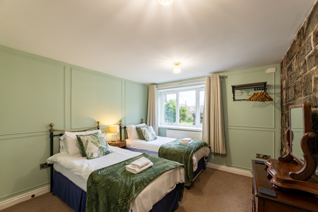 Roaches Hall – photo 19