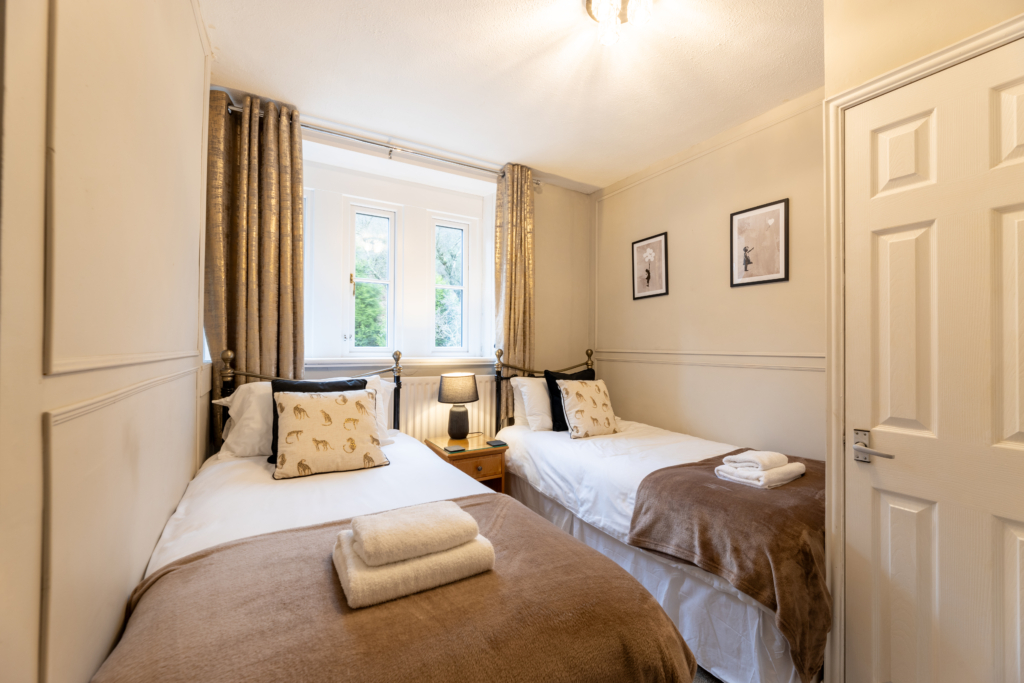 Roaches Hall – photo 24