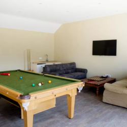 party house near london with pool table