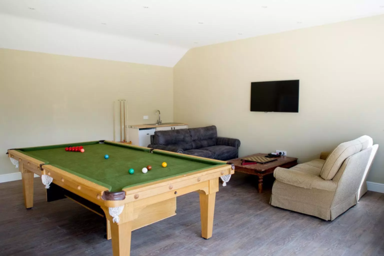 party house near london with pool table