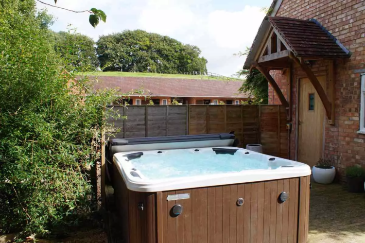 pet friendly house with hot tub near oxford