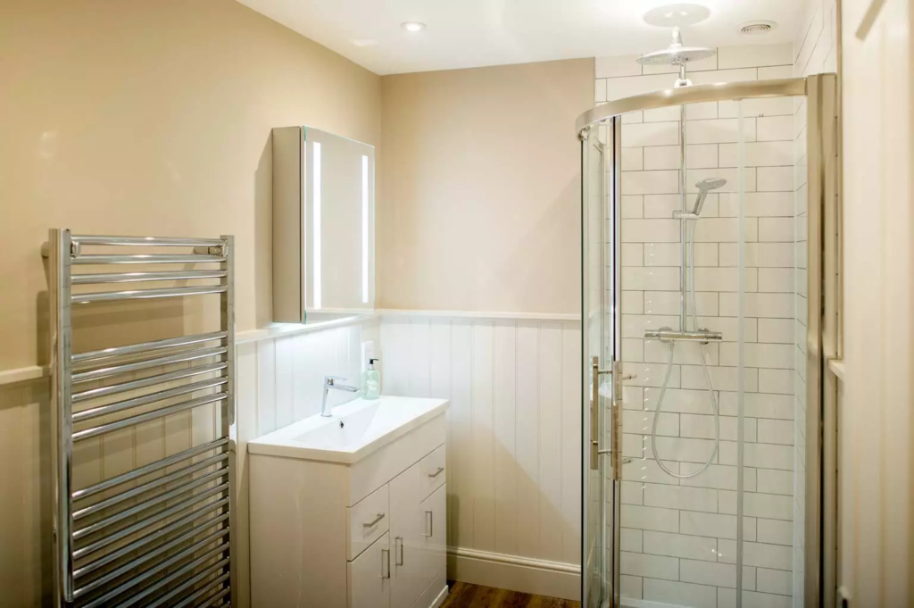 large house for rent near london for 24 guests