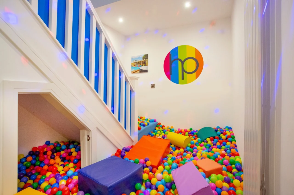 Fun house with ball bit