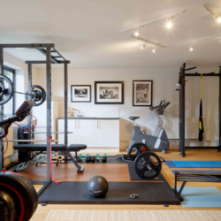 self catered house near reading with a gym