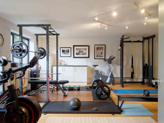 self catered house near reading with a gym