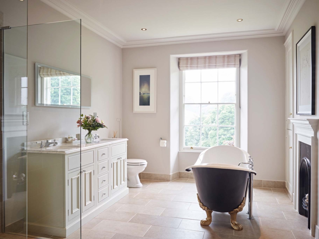 Holiday house with swimming pool UK
